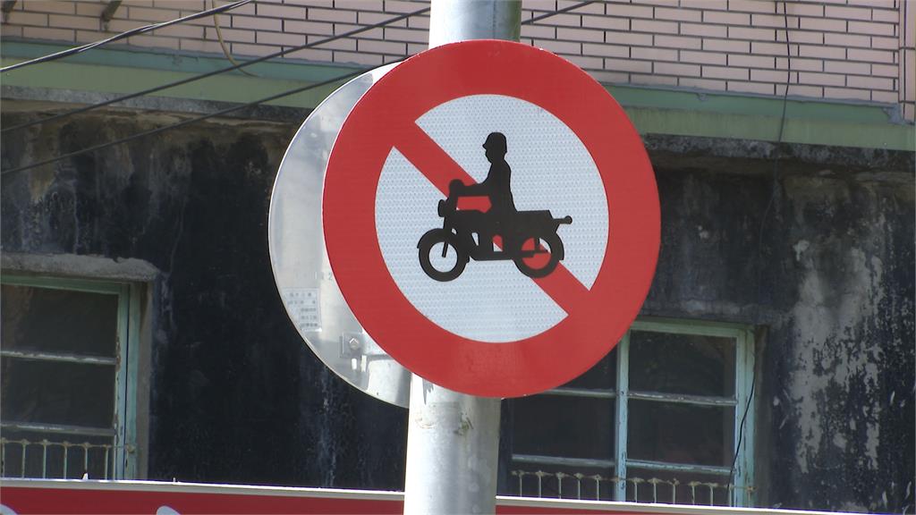 機車「切西瓜」騎斑馬線與人爭道　汐止這路口超危險！