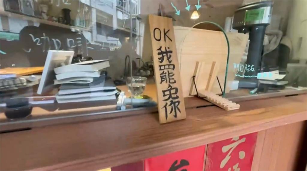 掛布條「繳稅不是為了養共匪」 嘉義這間咖啡廳設罷免連署站