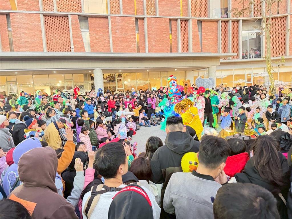 麥寮社教園區湧入近萬人潮　寒風中最有人氣的聖誕夜