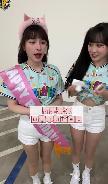 PS女孩「集體彎腰扭動」掀暴動!35歲峮峮突哽咽淚崩「爆退休規劃」