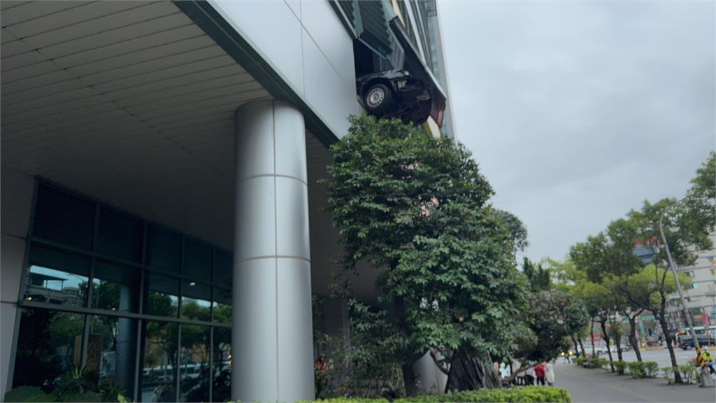 驚悚！阿伯誤踩油門車暴衝　撞破停車場前輪掛牆外險墜