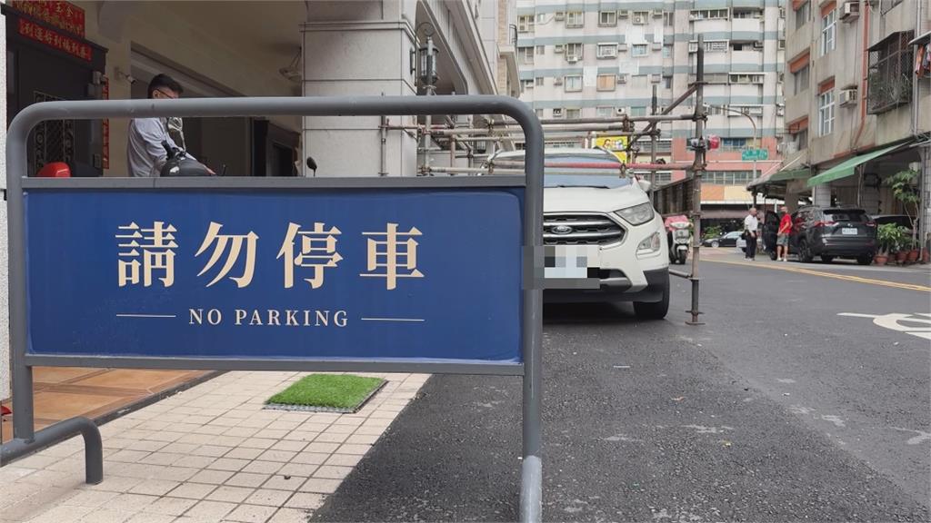 家門口被檔道!車主「沒紅線」拒移車 屋主怒裝鷹架包圍汽車反擊