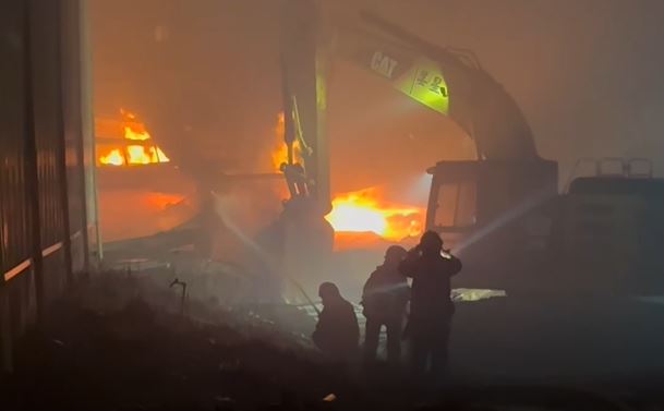 新竹家具店倉庫起火　2層樓高鐵皮倉庫大火狂燒