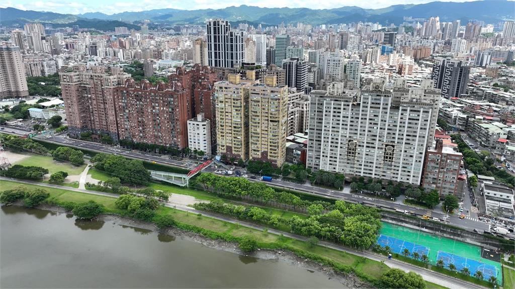 異言堂/擋風! 河岸第一排景觀宅像高牆,鄰宅吹不到風,更助長熱島效應