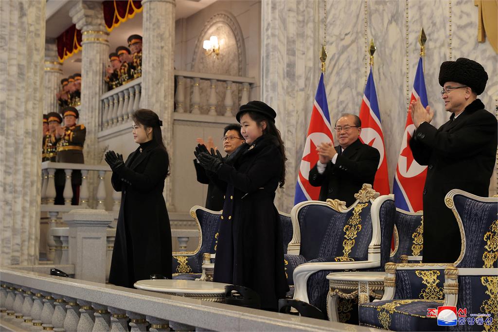 金正恩傳健康亮紅燈　可望接班？女兒金朱愛現身閱兵典禮