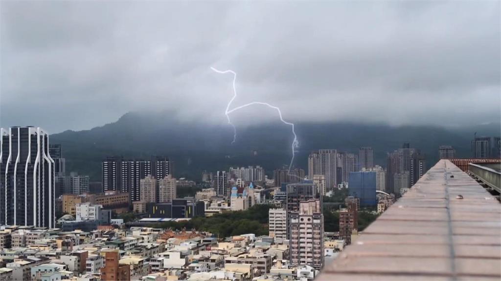 高雄暴雨狂炸！鳳山區現３公尺天坑　楠梓百斤人孔蓋位移