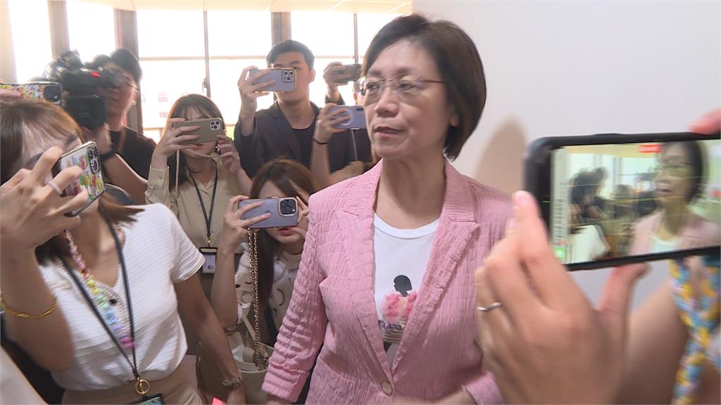 卓揆通令：翁曉鈴索資要我同意　藍營怒轟搞戒嚴、綠痛斥擴權心態