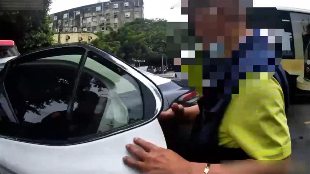 沒按下車鈴!公車過站沒停 老翁氣炸持車窗擊破器怒毆