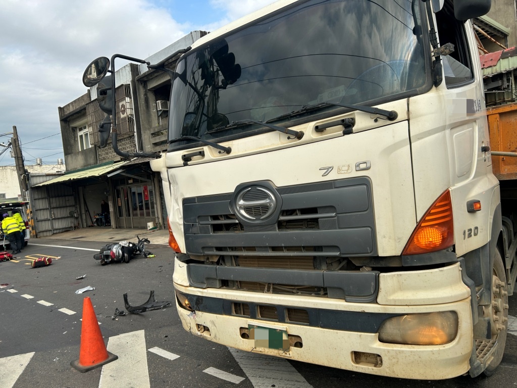 桃園死亡車禍!雙載騎士過彎遭砂石車撞上 後座女子送醫不治