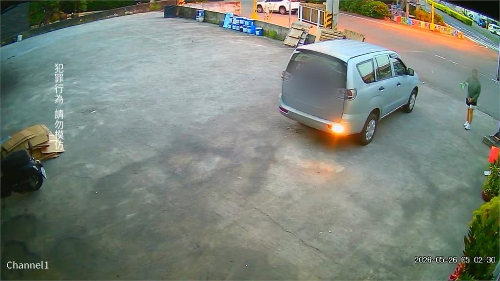 虎尾2惡煞開車撞汽車美容店！　持球棒砸店「棄車徒步逃逸」