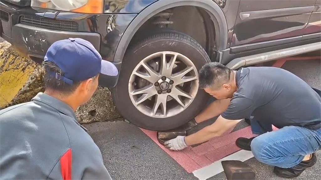 紐澤西護欄隨意放置路邊 百萬休旅車前輪懸空卡住 差點「烏龜翻」