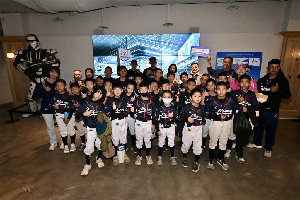 快新聞/行動挺體育!邱議瑩包場《冠軍之路》 邀導演、退役球員見證熱血