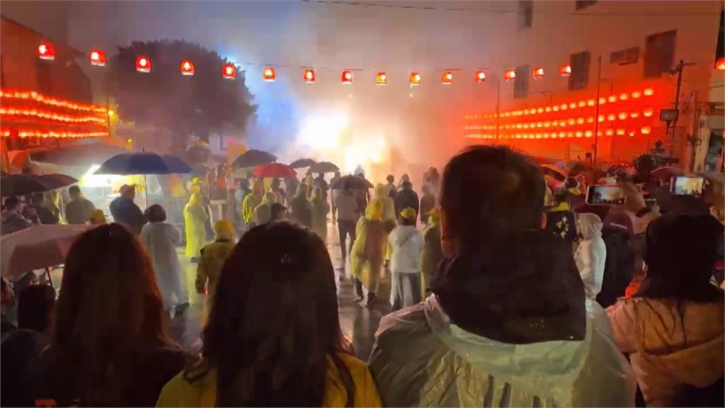 苗栗竹南重頭戲「炸邯鄲」重磅登場! 現場下雨澆不熄民眾熱情
