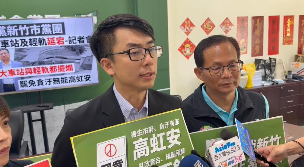快新聞/竹市藍綠白議員亂鬥!「罷免手板怎麼擺」喬不攏 議事一度喊卡