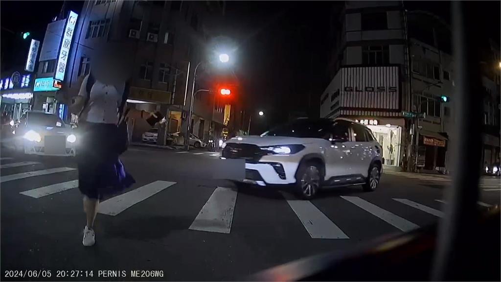 休旅車轉彎切西瓜險撞行人 駕駛沒道歉竟還開窗飆罵引公憤