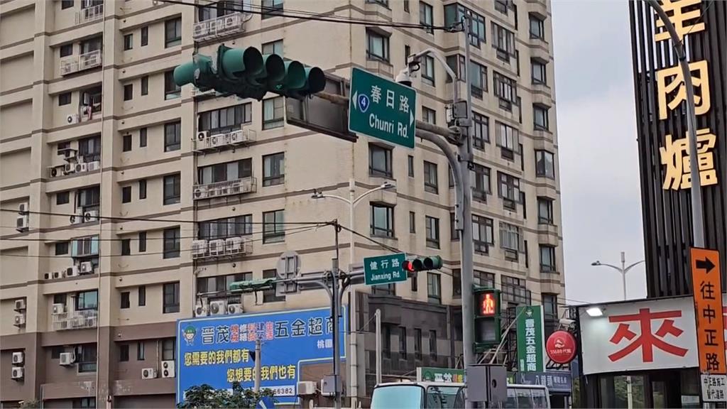 違規硬闖遭義交擋下 囂張轎車竟「往前硬逼強迫讓路」