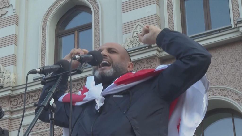 喬治亞選後爆警民衝突　群眾闖總統府抗議　警方水砲、催淚彈齊發