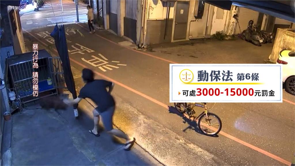 又爆虐狗!路過騎士不滿被吠 竟持掃把狂打狗引眾怒