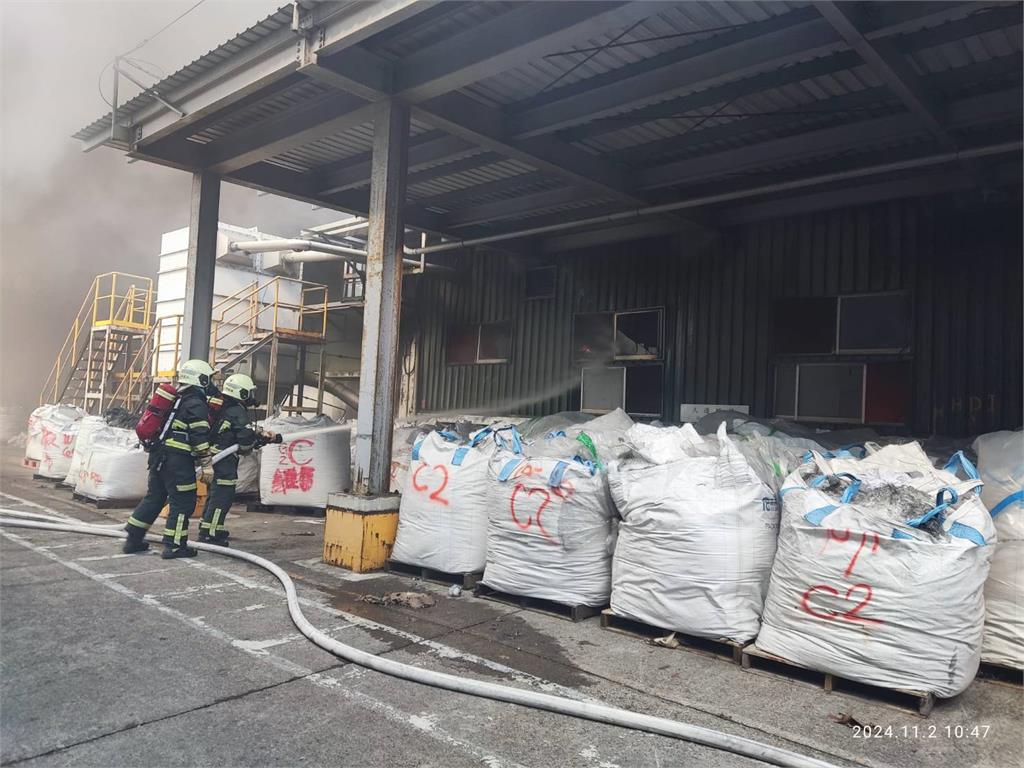 新竹新埔遠東紡織廠大火 出動消防機器人救災幸無傷亡