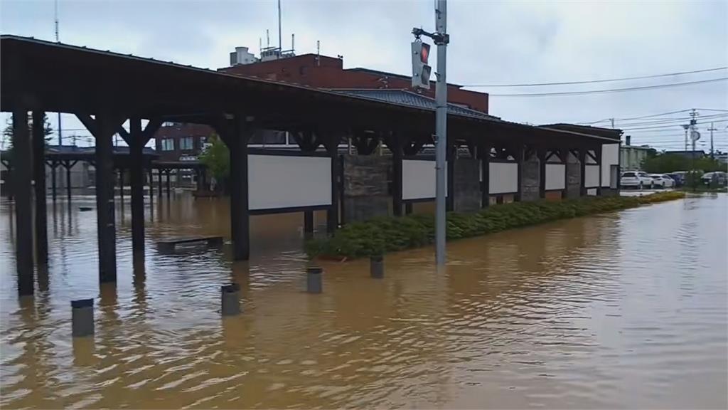 日本北陸再遭暴雨! 警報從5級降至4級 鐵路部分路段仍停開