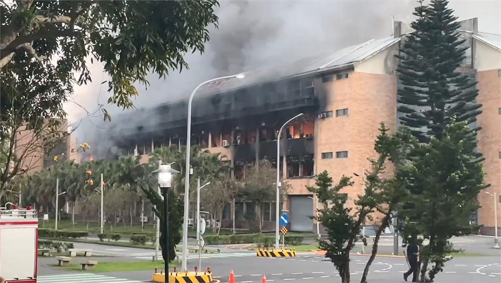 快新聞／東華大學理工一館實驗室火警　濃煙、爆炸聲頻傳「空拍影像獨家曝光」