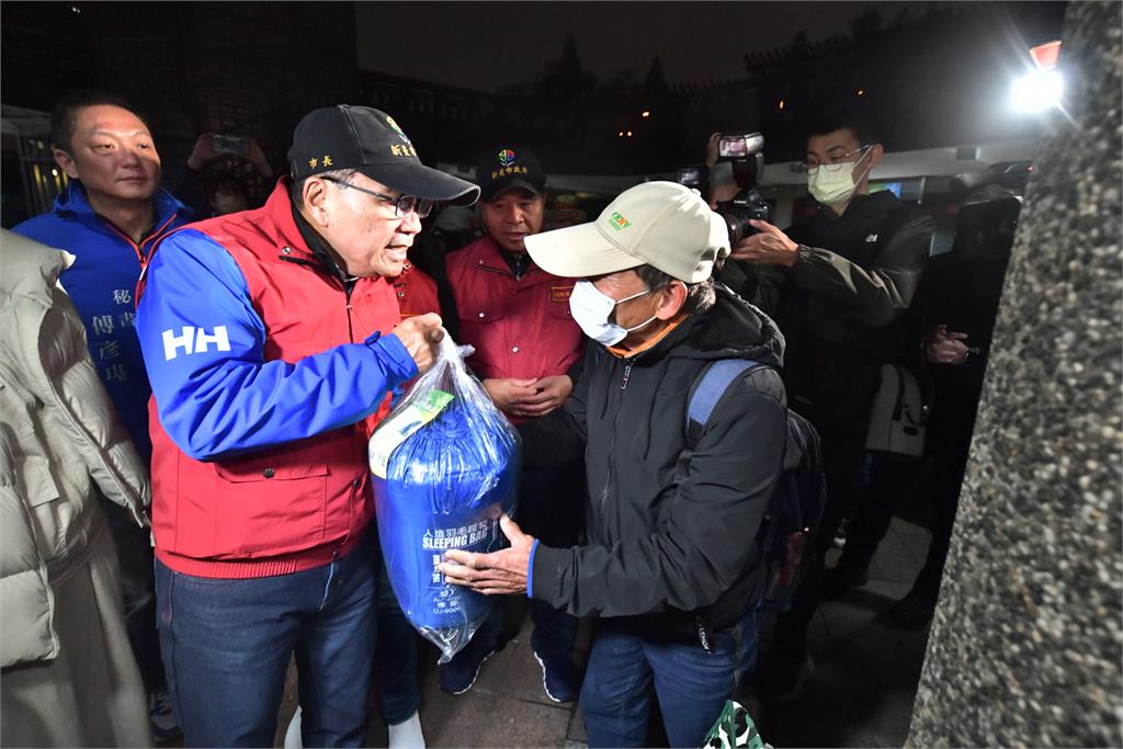 寒流襲台!新北市啟動低溫關懷 侯友宜夜訪街友發放保暖物資