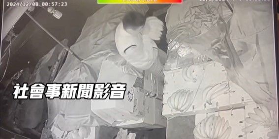 夜闖水果攤「專偷高價水果」 老闆不忍了裝監視器報警抓賊