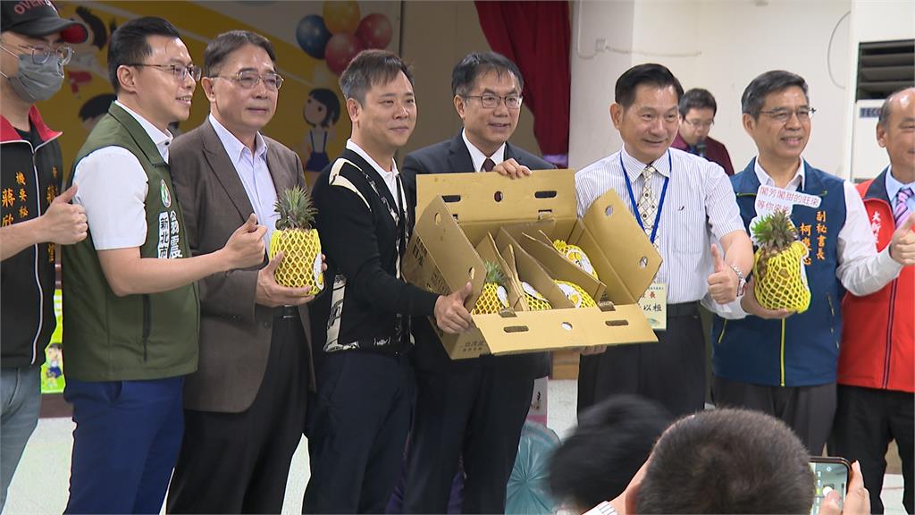 黃偉哲北上推銷台南鳳梨　62校認購兩千箱替學童加菜