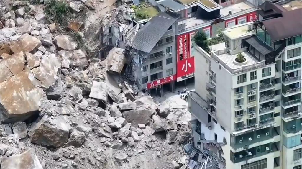 中國重慶「整片山壁崩塌」釀8死！巨石衝撞街區「居民瘋狂逃竄」驚悚畫面曝光