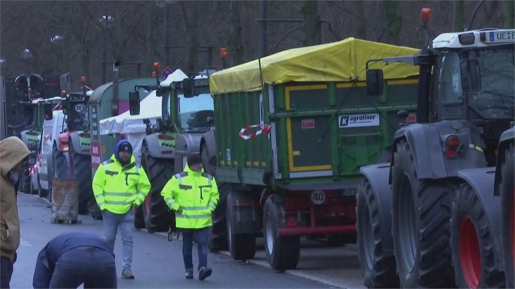 不滿政府擬提高稅率！　德國農民開拖拉機齊聚柏林示威