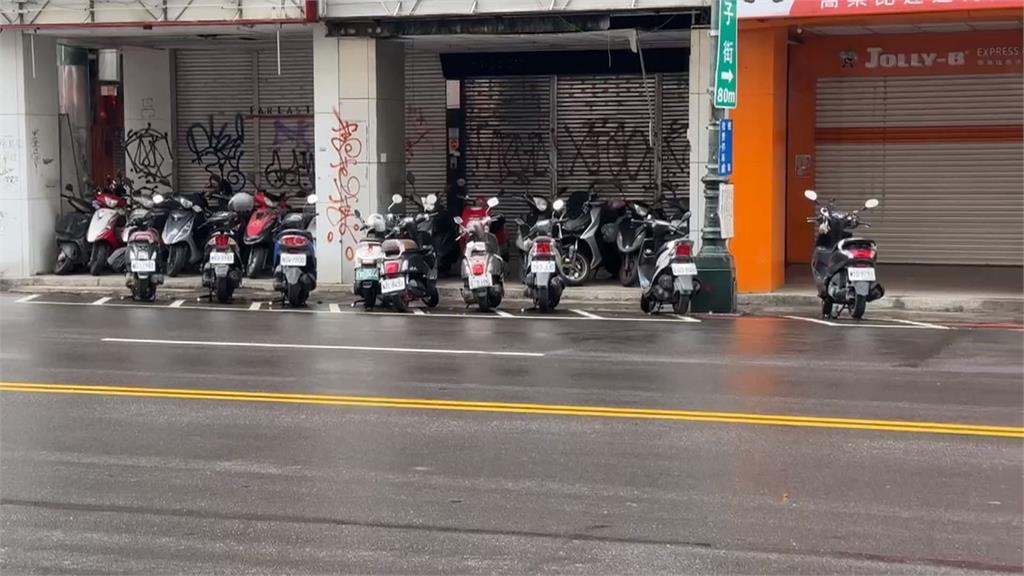台灣大道「飛來安全帽」! 不肖人士躲騎樓惡意丟 警方出手了