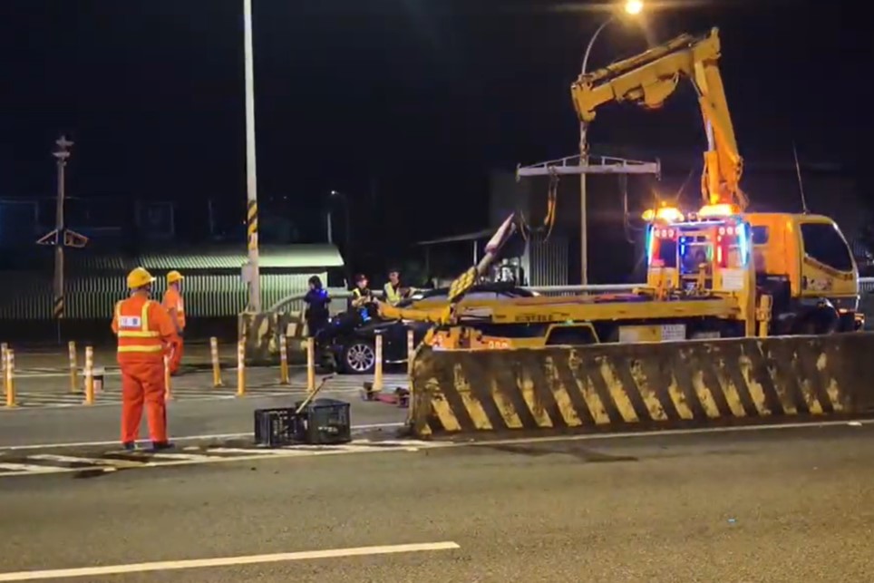 快新聞/碰!凌晨國三安坑交流道轎車自撞 駕駛「飛出車外」受傷送醫