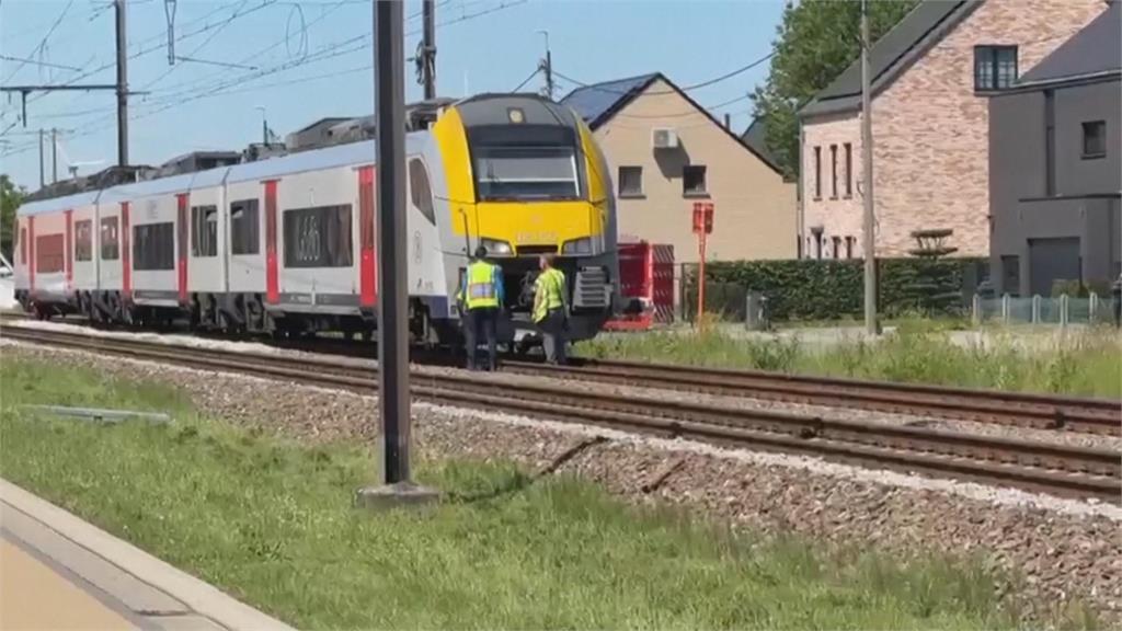 比利時校車撞火車釀4死 護欄當下是放下狀態 原因待釐清
