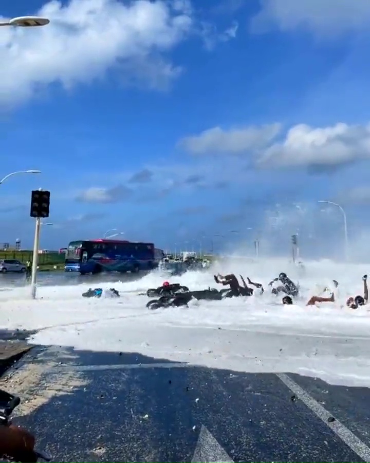 風暴肆虐!南非公車被吹翻180度 數名騎士剛起步遭「瘋狗浪」帶走
