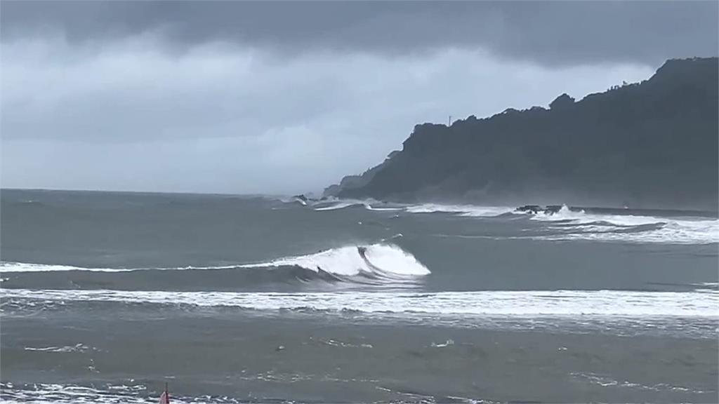 西子灣掀4米浪高　學生騎車行經遭襲　笑稱：被「海」扁