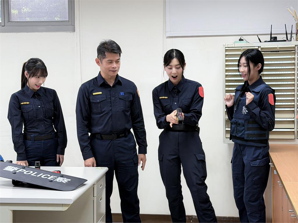 啦啦隊(影)/韓籍啦啦隊女神化身「最美警花」!睦那京苦練台語臨檢員警全暈了
