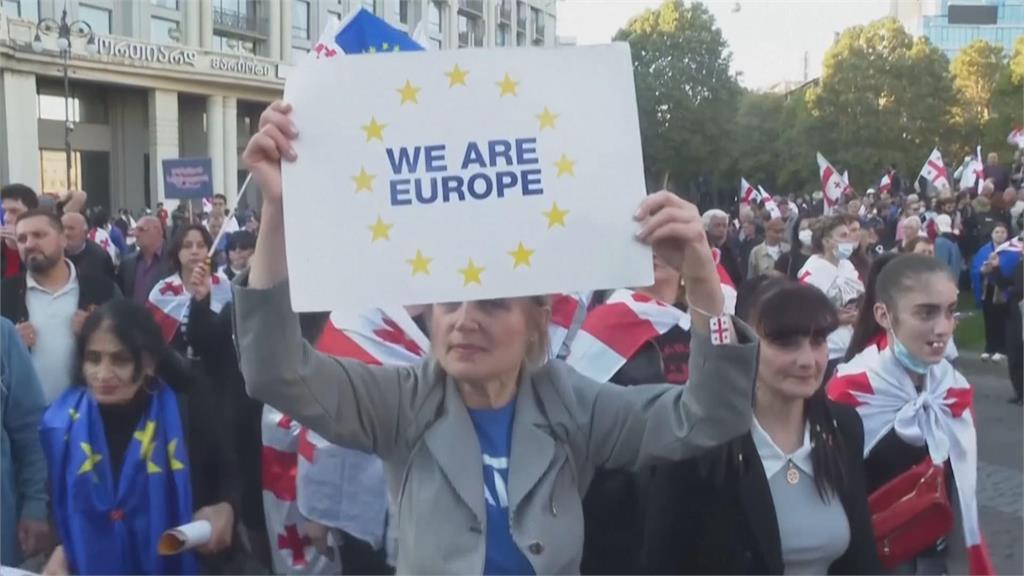 喬治亞選後爆警民衝突　群眾闖總統府抗議　警方水砲、催淚彈齊發