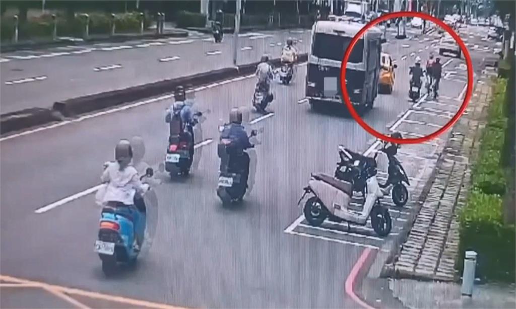單車騎士、小黃運將衝突！　「沿路狂吵500公尺」後方堵一團