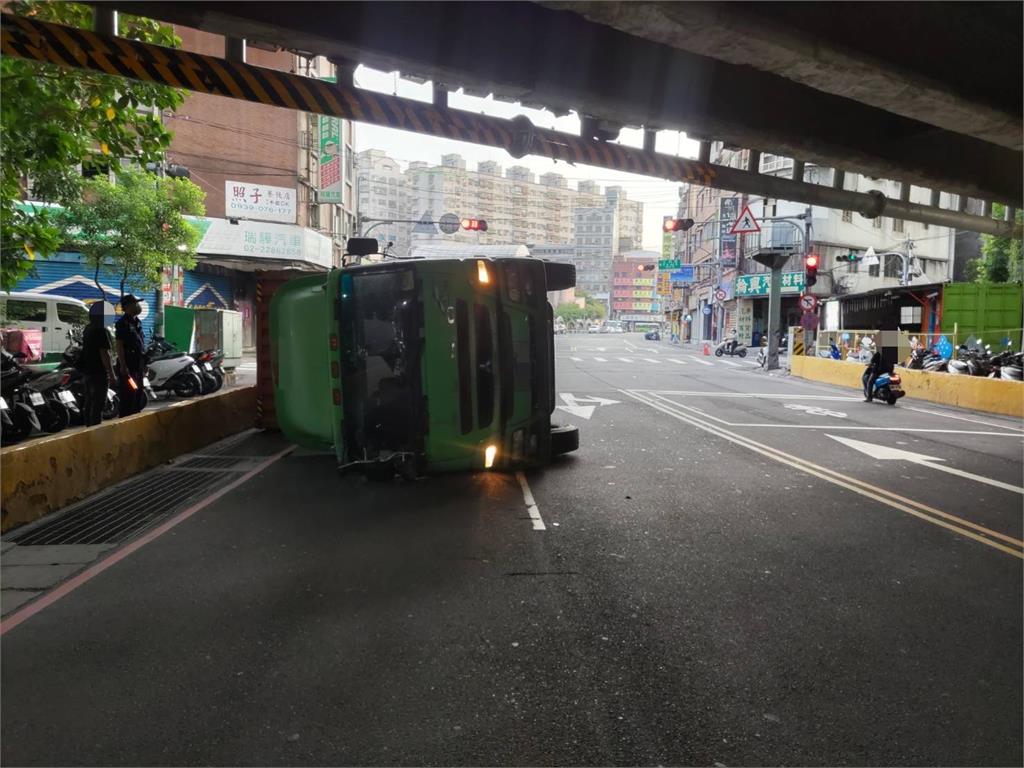 三重聯結車駕駛疑看錯線高　硬衝涵洞釀側翻車流一度回堵