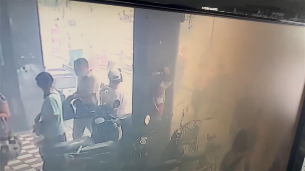 北市公車半路「狂竄白煙」畫面曝光 乘客「怕爆炸」驚慌衝下車