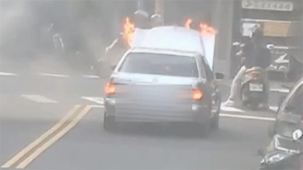 高雄驚傳火燒車意外! 「瓦斯行前起火」驚悚畫面曝光