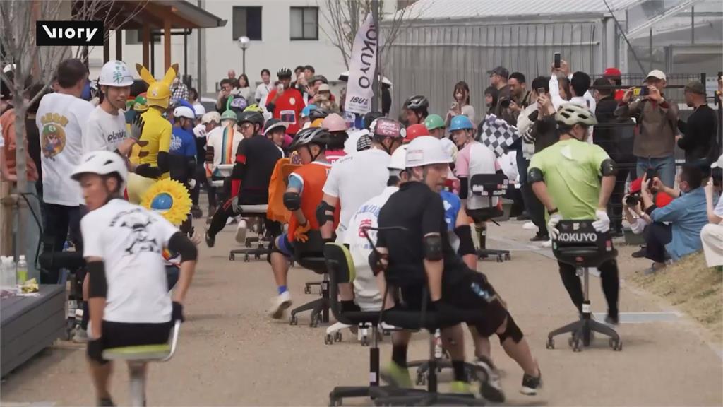 社畜版F1登場　日本辦公椅滑行大賽！