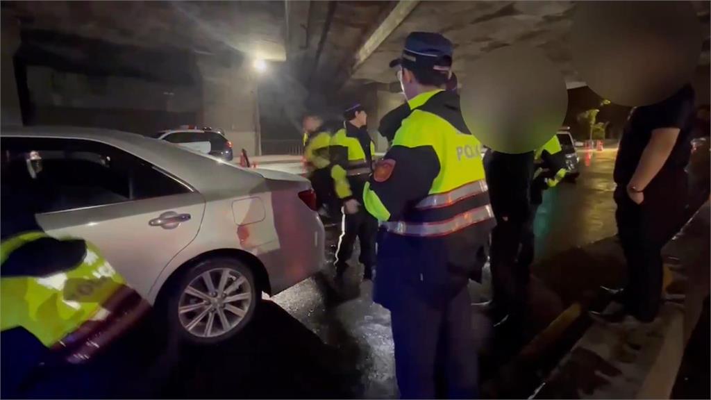 邊拉K邊趕赴命案現場 「滿車燒塑膠味」殯葬員被逮