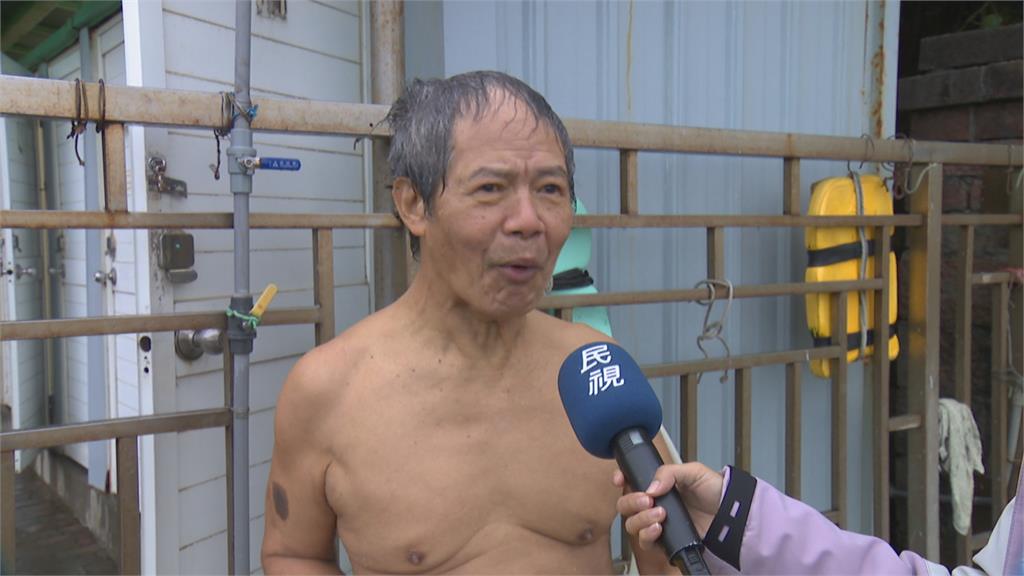 不怕冷！西子灣湧晨泳人潮　民眾：還好不會冷