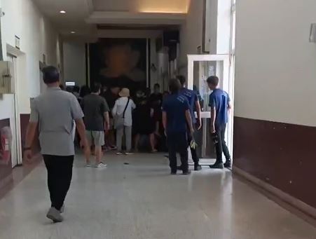 大烏龍！新竹市殯燒錯遺體　孝孫悲喊畫面曝、業者竟偷打人