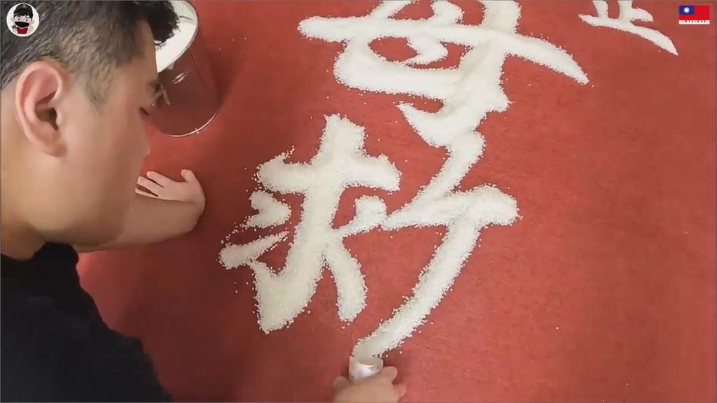 免打草稿!大師用米做護國神龍超講究 汗如雨下全紀錄網讚:是藝術品