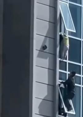 3歲女童卡窗外險墜樓！哈薩克奶爸「神救援」驚險畫面曝光