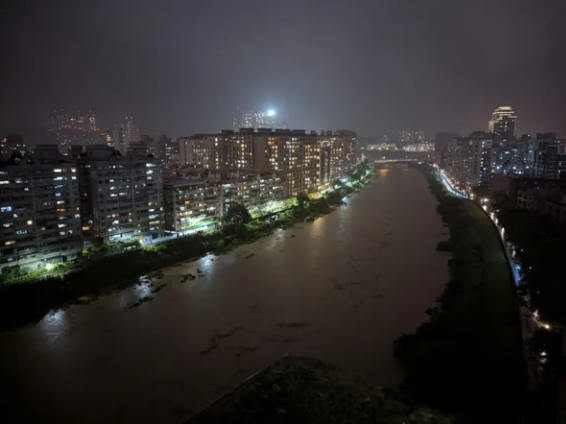 汐止基隆河「水位破警戒」快溢出！運動場慘變汪洋…在地人快嚇壞