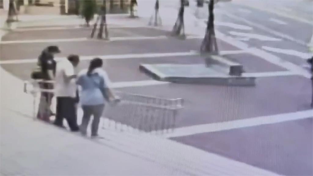 皮?莽男萬華火車站狂搖公共座椅 7旬老翁勸阻反被爆揍滿臉血