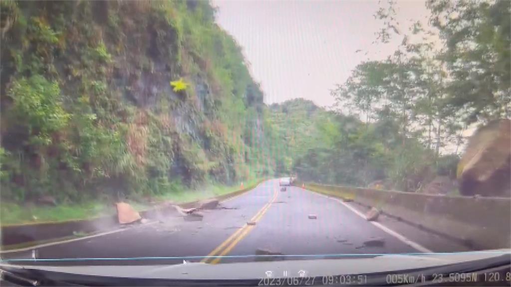 驚險!新中橫碎石如雨砸車 「比車大」巨石阻斷車道